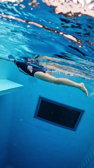 包含自由潜水比赛，潜入海底的宁静世界的词条