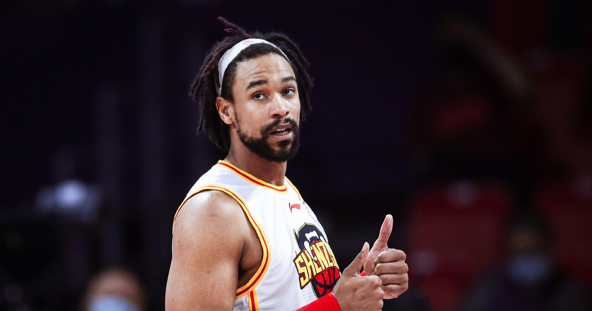 赛场多面手：李明攻防两端表现都极为出色！