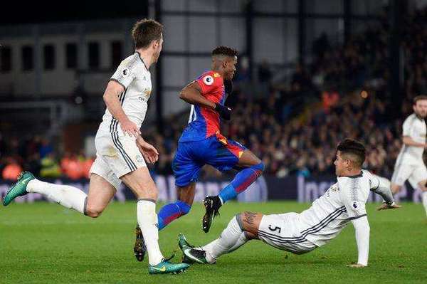 英超裁判判罚的争议不断，赛后辩论热烈